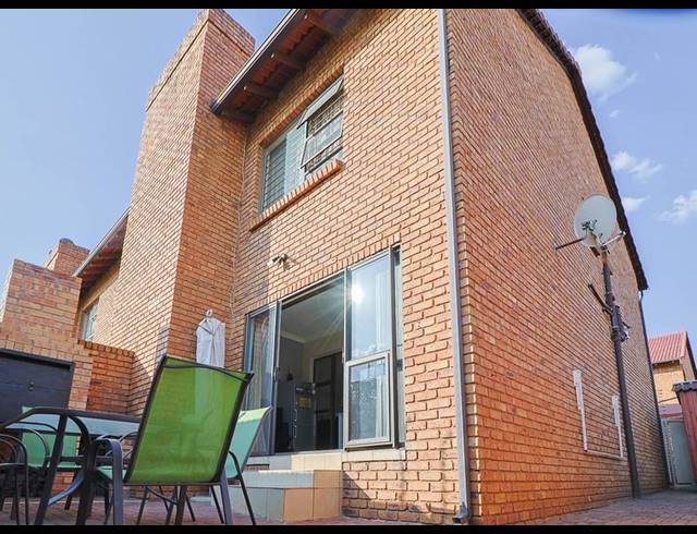 2 BEDROOM TOWNHOUSE FOR SALE IN FLORENTIA